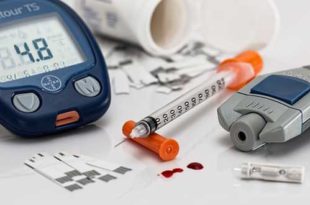 इस लेख में हमने डायबिटीज के प्रकार, उसके लक्षण, डायबिटीज (Diabetes) के कारण और इसके घरेलू इलाज के अलावा यह भी डिस्‍कस किया कि आप कैसे इसकी चपेट में आने से बच सकते हैं। हमने यह भी पढ़ा डायबिटीज में किन फूड से परहेज करना चाहिए।